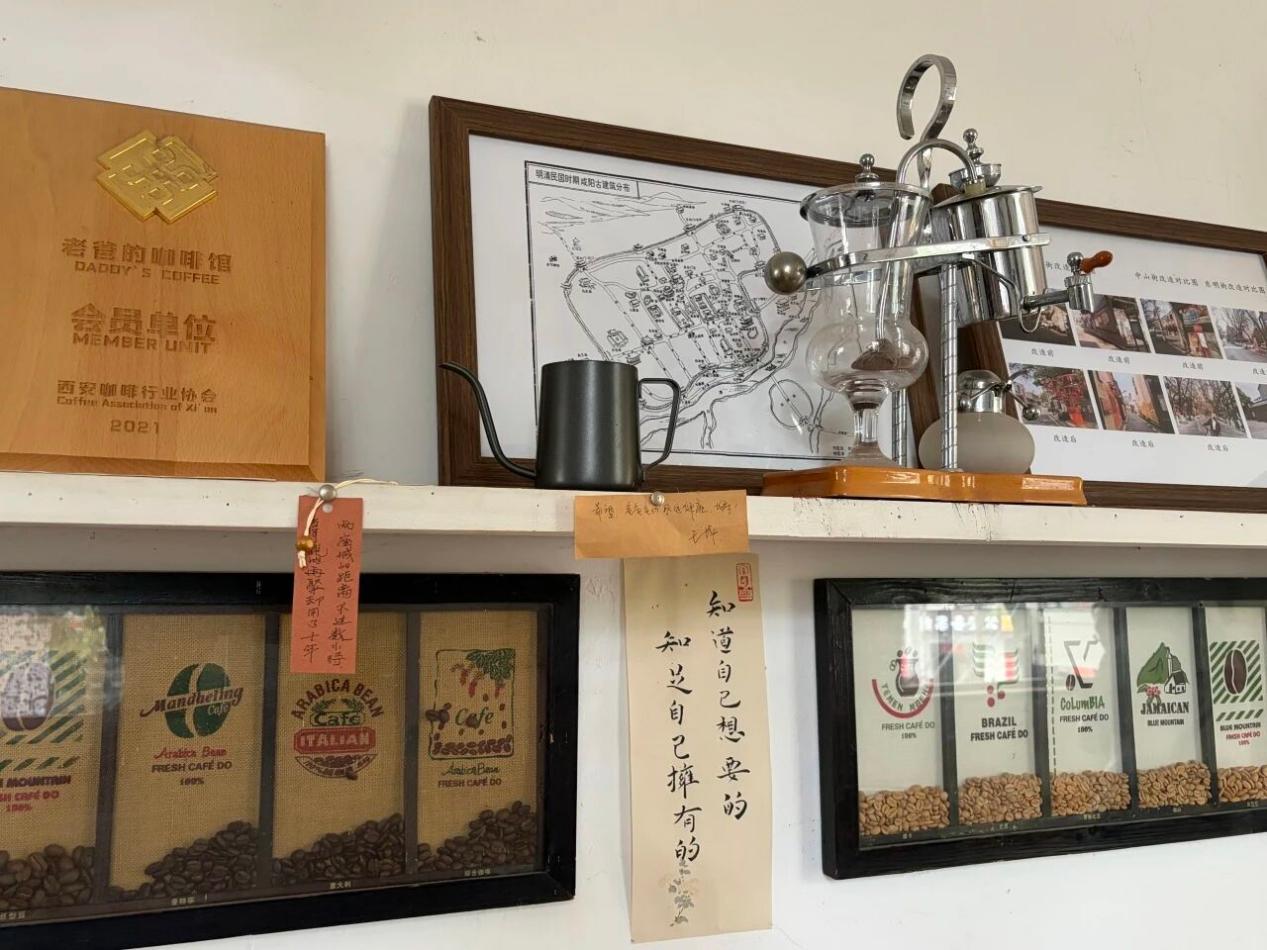 咖啡馆内文艺温馨的展示墙