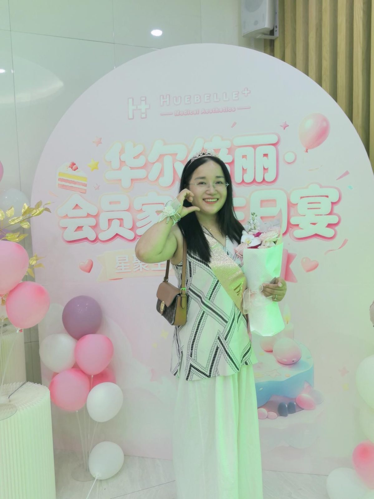 寿星在专属打卡墙前比心拍照留念