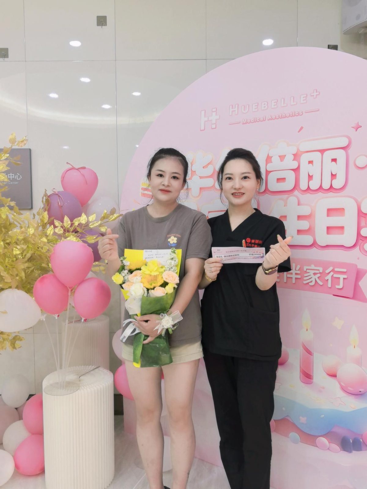 幸运寿星展示抽奖获得的定制项目礼券